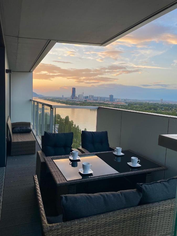 Luxury Waterfront Sky Apartment Wien